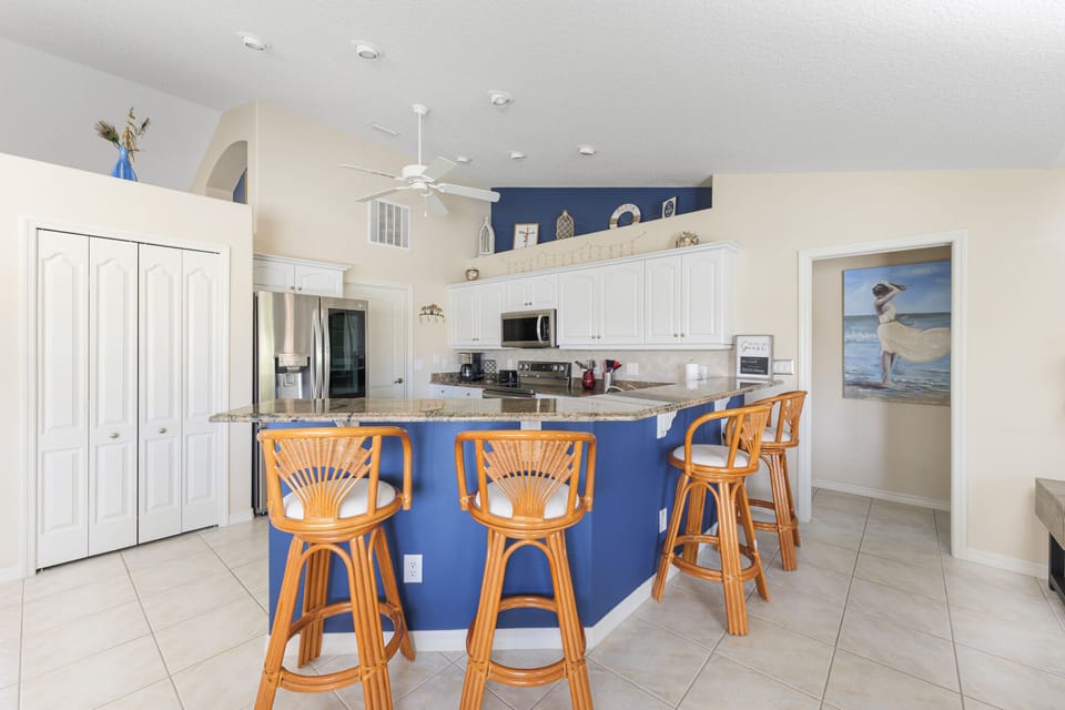 Spacious Breakfast Bar - Seating for Four