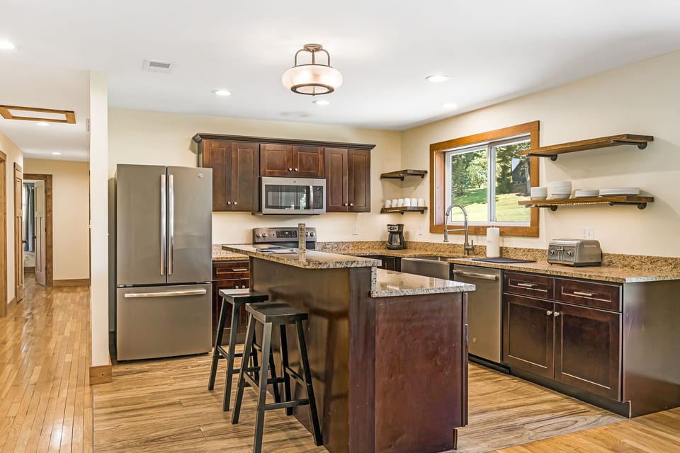 Fully Equipped Kitchen w/ Breakfast Bar Seating