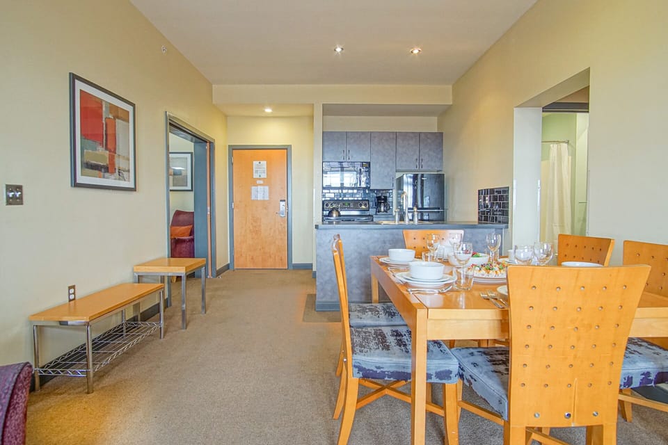 Here you can see the dining area and the kitchen.