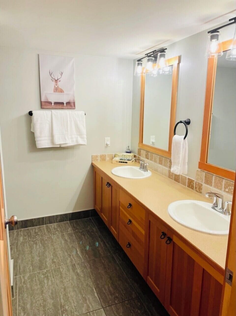 Master ensuite to freshen up
