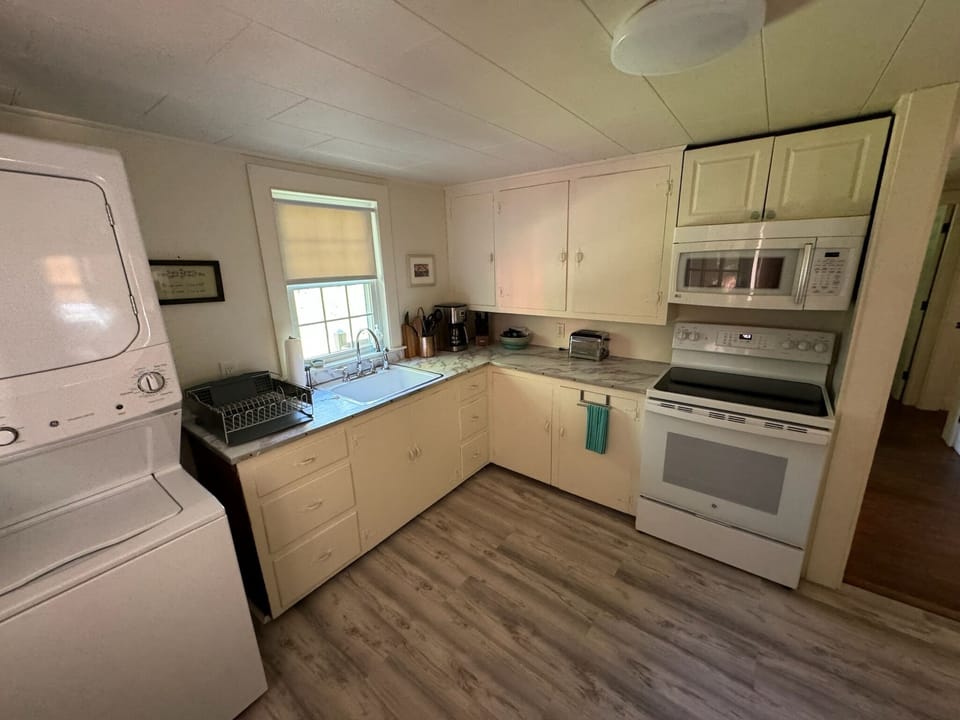 Well stocked kitchen, new appliances, washer/dryer