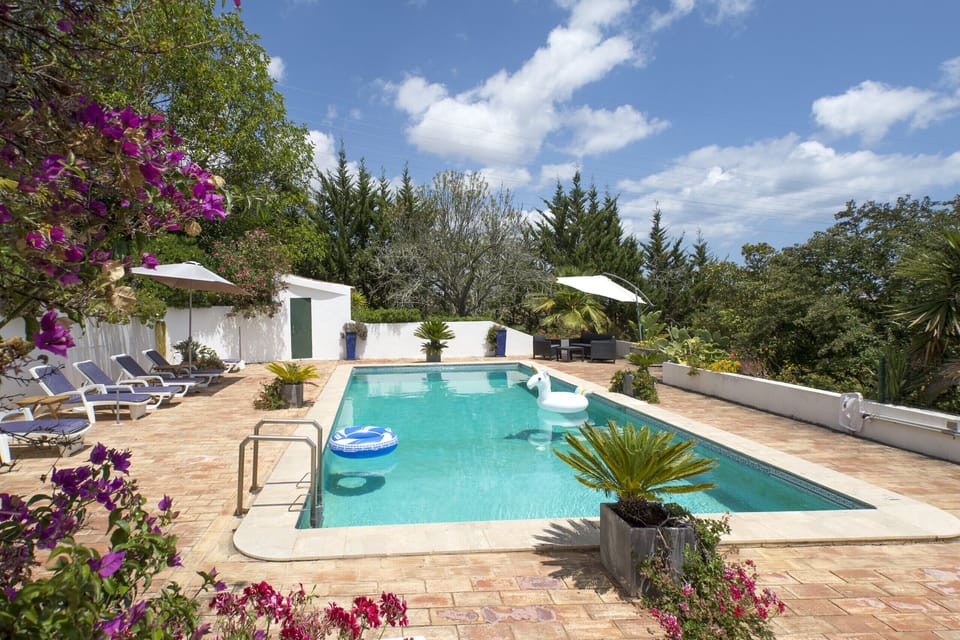 The cosy pool terrace has enough sun loungers for everyone. You can also make yourself comfortable under the umbrella and read a book. A dip in the large pool provides refreshing cooling on hot summer days.
