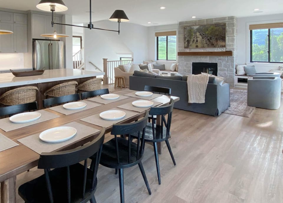 Open Living Area with Mountain View