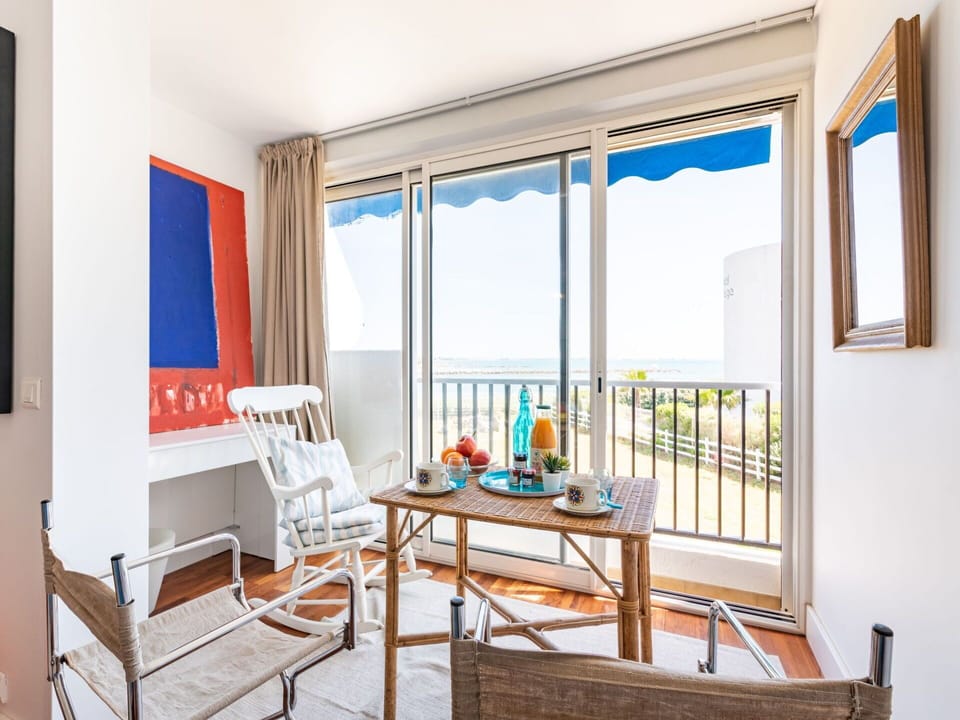 Table, Property, Furniture, Window, Building, Wood, Shade, Comfort, Living Room