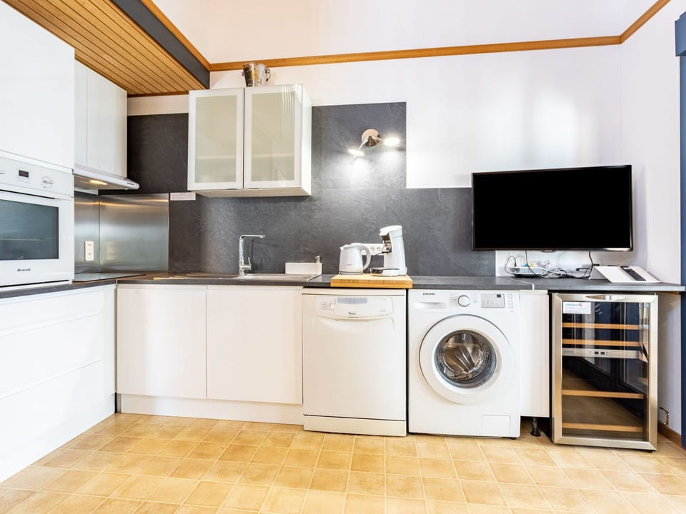 Cabinetry, Countertop, Property, Kitchen Appliance, Kitchen Stove, Home Appliance, Kitchen, Cooktop, Building, Wood