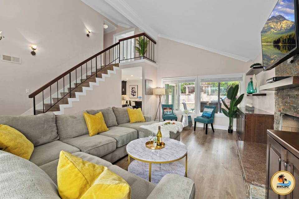 Relax in style on a cozy sectional that comfortably sleeps up to 3 guests.