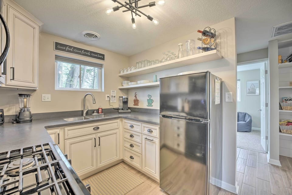 Kitchen | Dishware & Flatware Provided