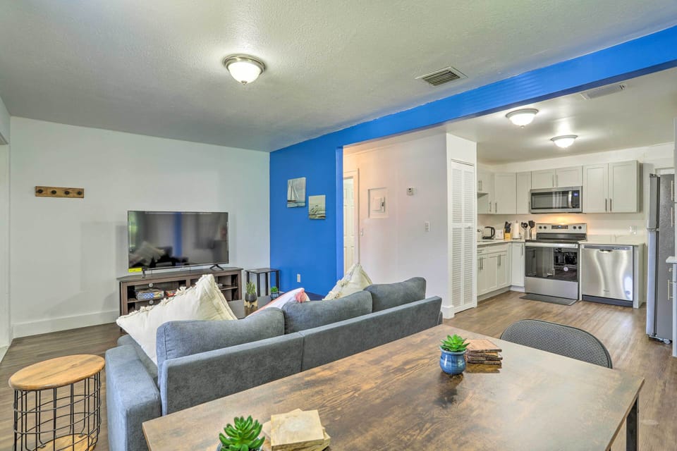 Dining Area | Dishware/Flatware Provided