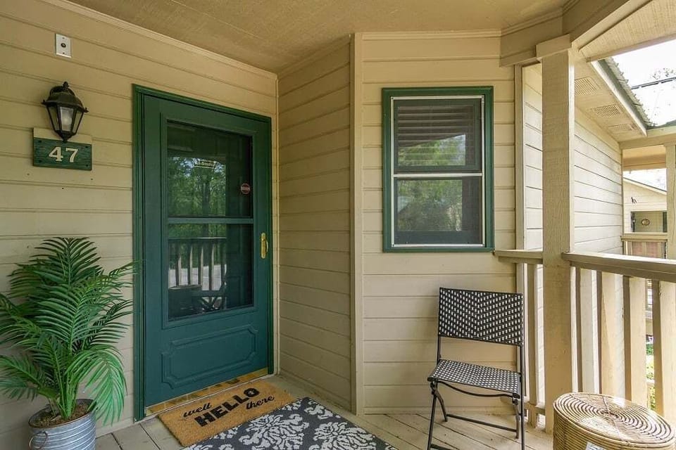Upper-level, middle unit with private entryway. 8 stairs up to unit.