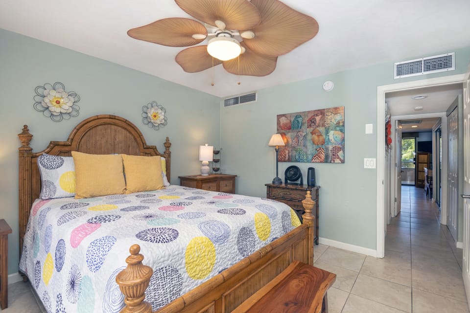 Guest Bedroom with sunrise views. Cozy second bedroom with ample space for family or friends, perfect for restful nights after a day in Kona.
