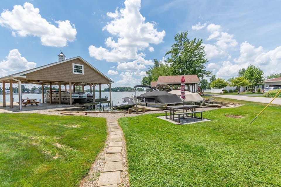 Lakeview -- count the boats as they go by