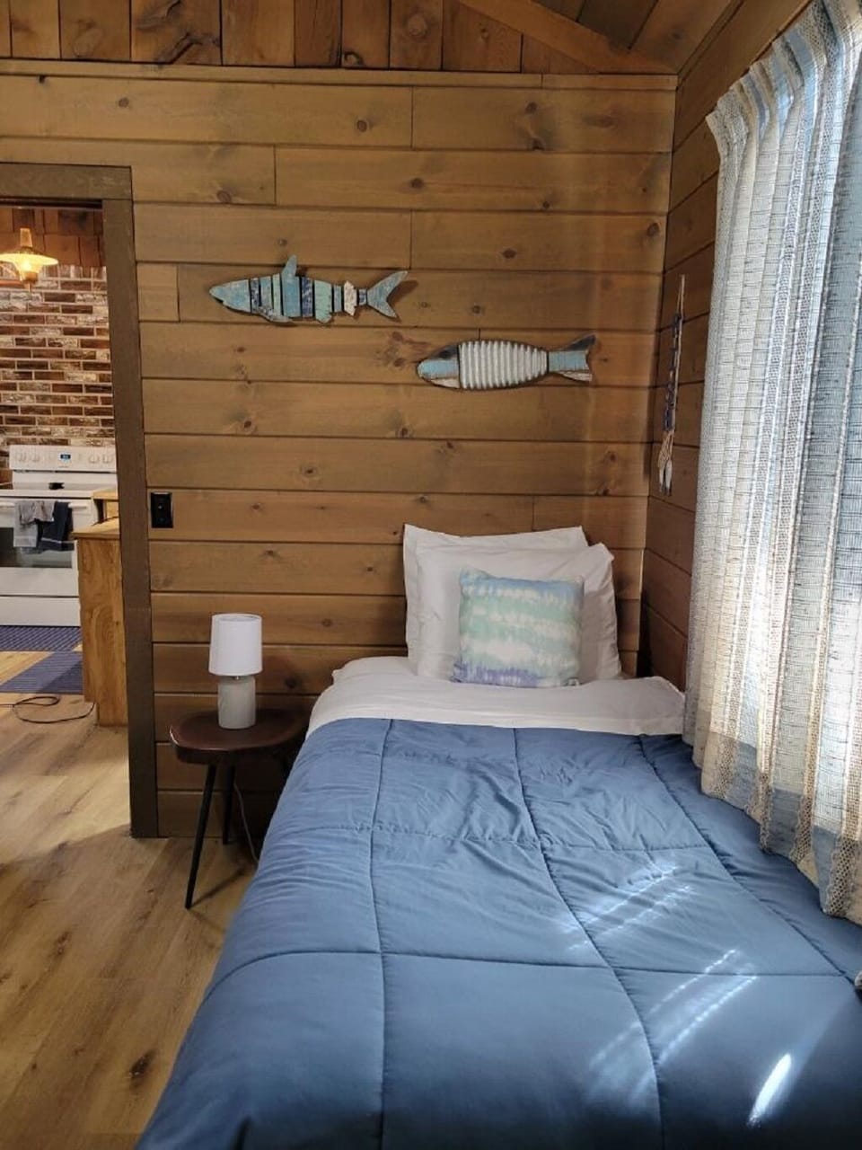 Bedroom 2: two twin beds