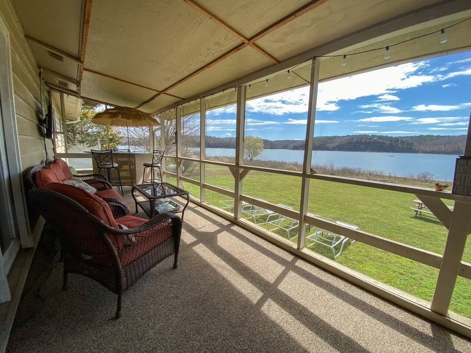 SCREENED PORCH: