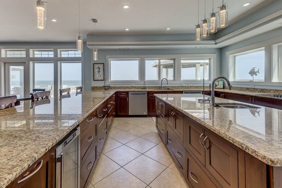 Mid-Level Kitchen with Bar (seats 5)