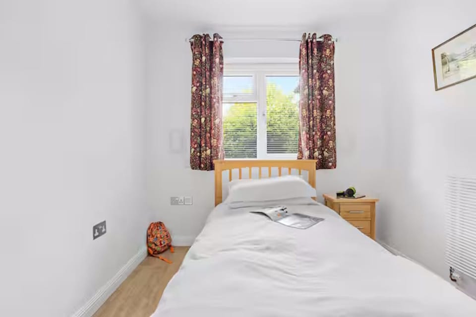 Sleep soundly in this comfy single bed, perfectly positioned to enjoy peaceful garden views.