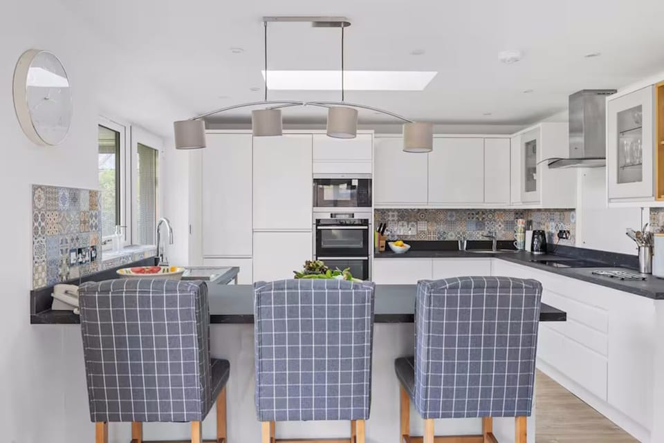 Cook, chat, and sip in style – this fully equipped kitchen with breakfast bar is perfect for lazy brunches and evening tipples.