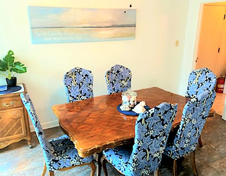 Dining room set seats 6 + additional 4 place seating at wrap around kitchen bar 