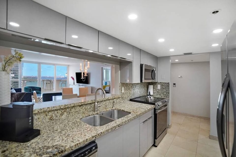 Fully equipped kitchen, washer/dryer, 4th Jr. size interior bedroom off kitchen