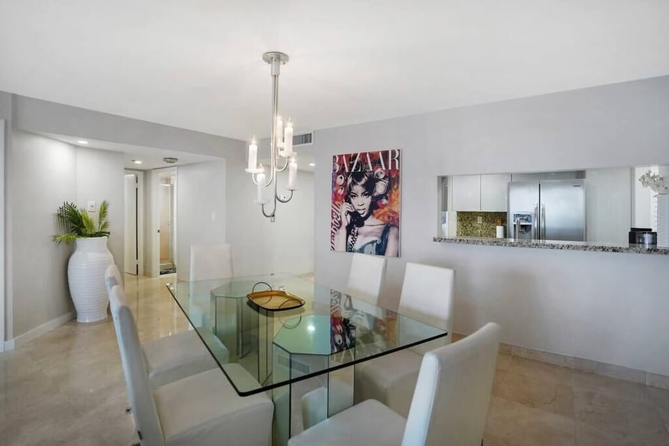 Dining area, fully equipped kitchen with washer/dryer
