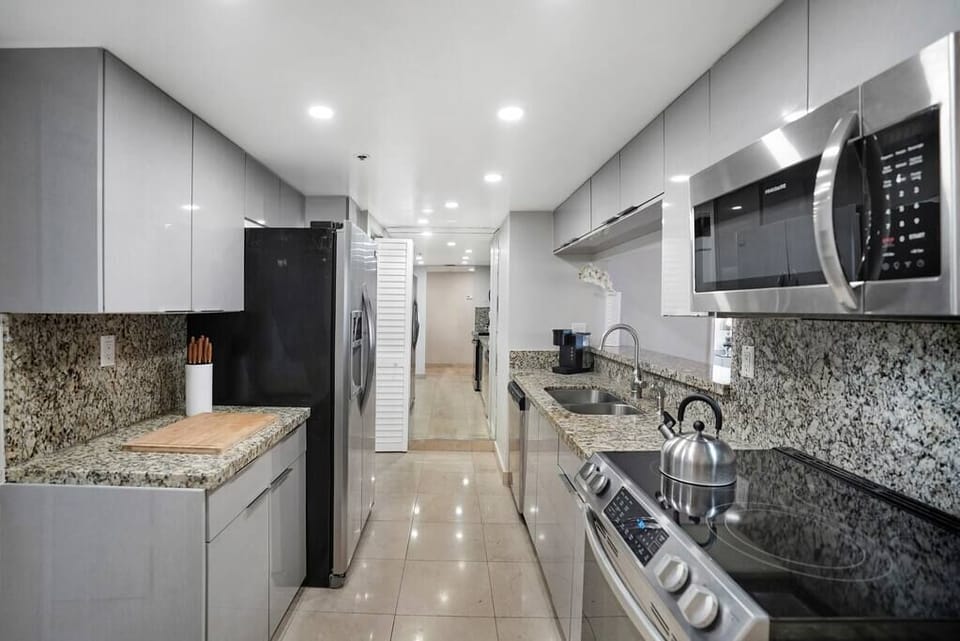 Fully equipped kitchen, washer/dryer, 4th Jr. size interior bedroom off kitchen