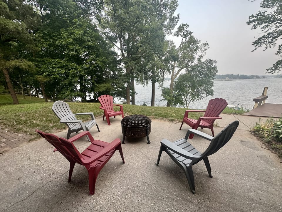 A cozy space to hang out making fire and enjoy the lake view 