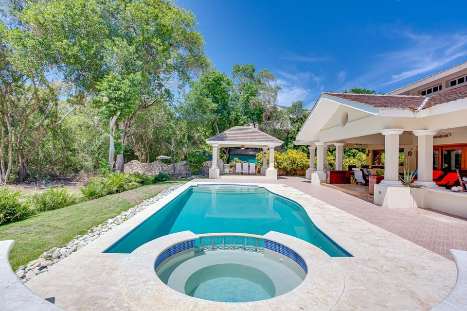 Pool area with outdoor living, 2 alfresco dininigs and non-heated jacuzzi
