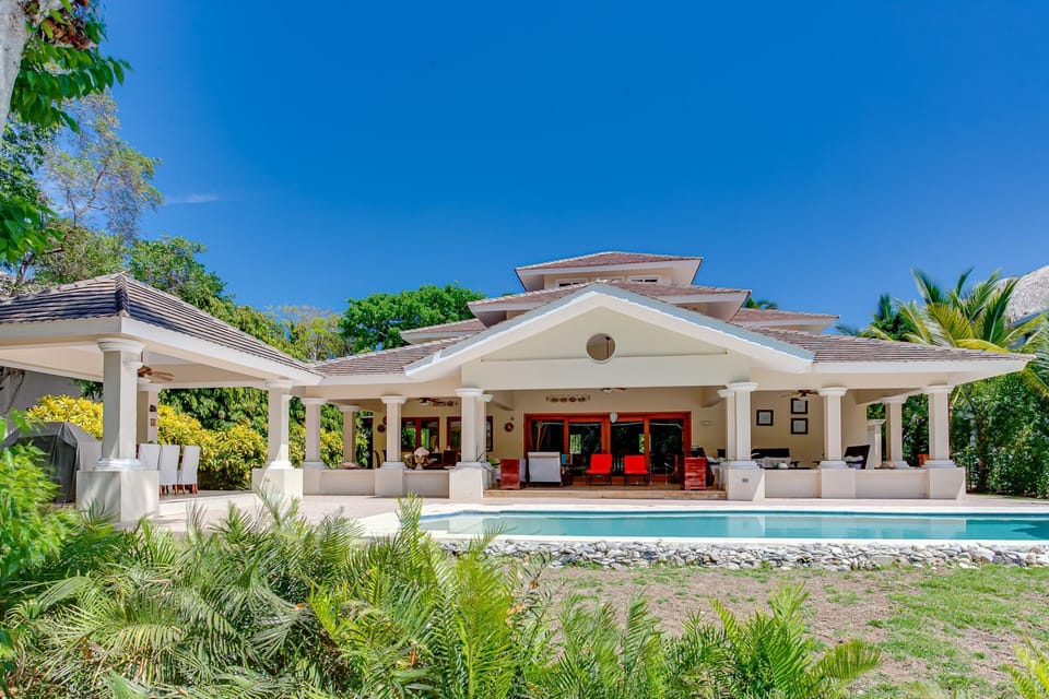 Pool area with outdoor living, 2 alfresco dininigs and non-heated jacuzzi