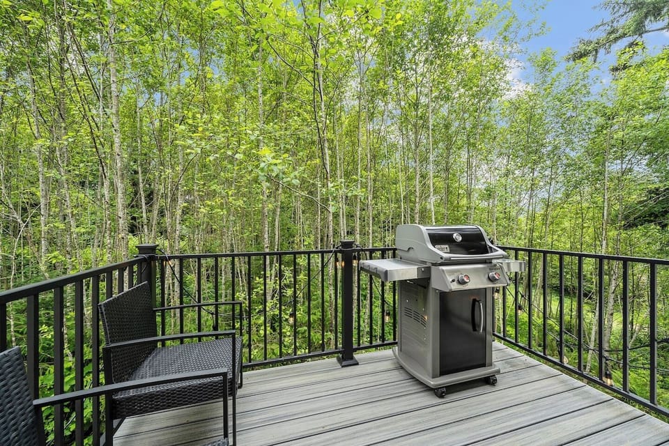 Balcony with outdoor chairs and a Weber BBQ 
