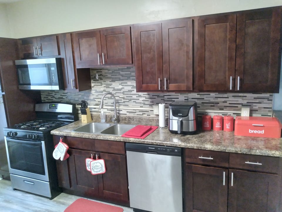 Well equipped kitchen for cooking (stove, microwave, and air fryer)