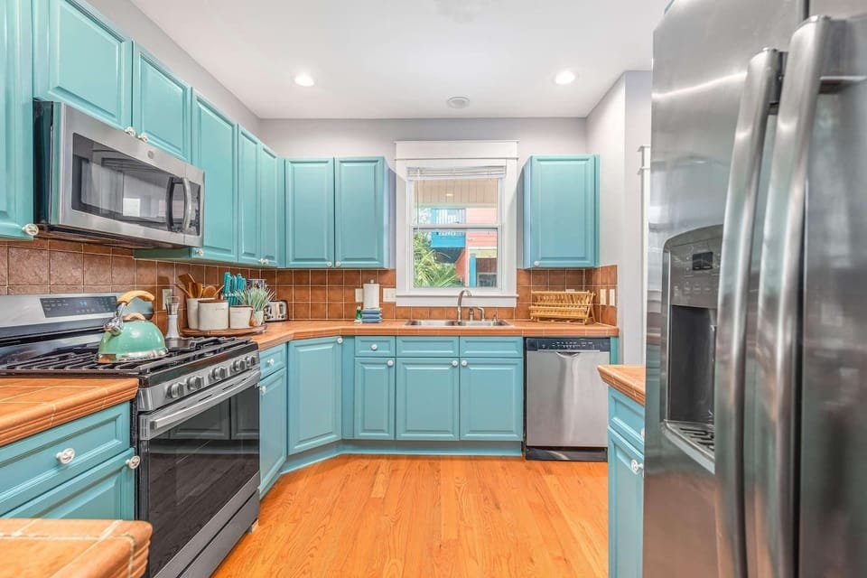 Step into this fully stocked kitchen, a true chef's dream! Featuring brand new stainless steel appliances and a gas range, you'll have everything you need to create delicious meals. ️‍✨