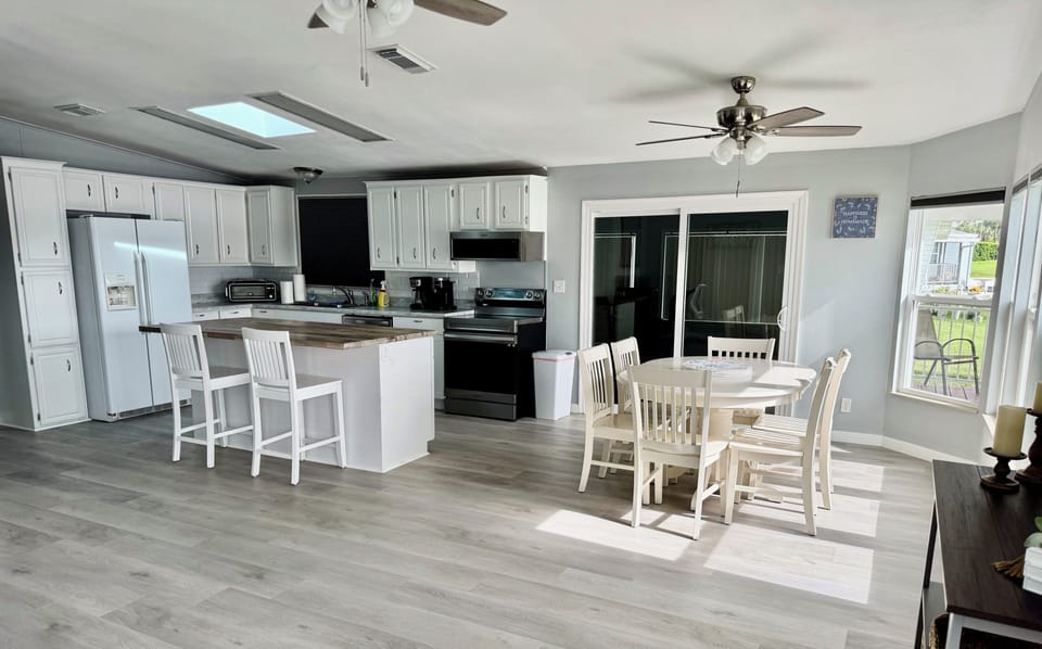 Eat-in Kitchen & Island Dining