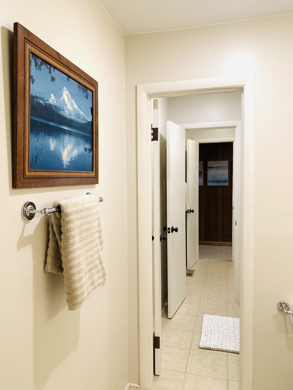 tub & sink on each end with own entrance w/shared tub/shower combo in the center