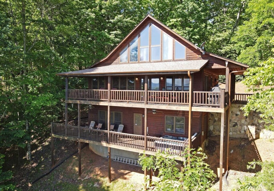 Luxury 4br/3.5ba Blue Ridge cabin rental with Great Views, Hot Tub and Pool Table
