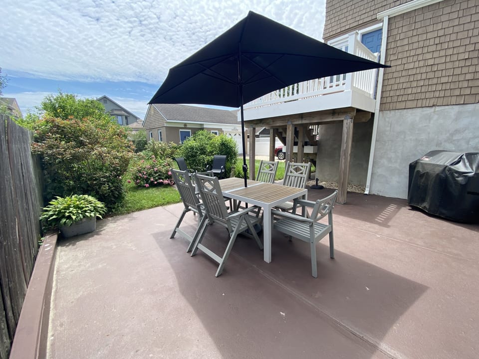 Outdoor dining patio + grill