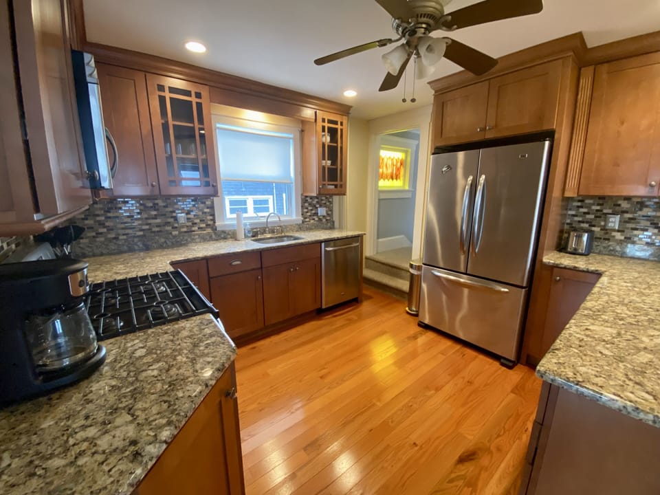 Modern kitchen incl. gas range, dishwasher, etc