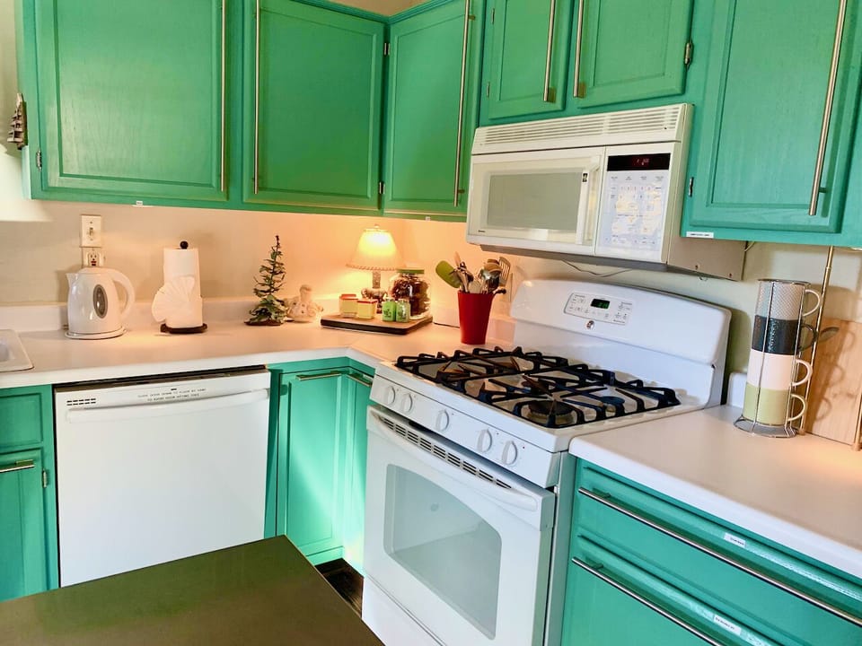 Cheerful, fully stocked gourmet kitchen with gas stove/oven, DW, coffee center

