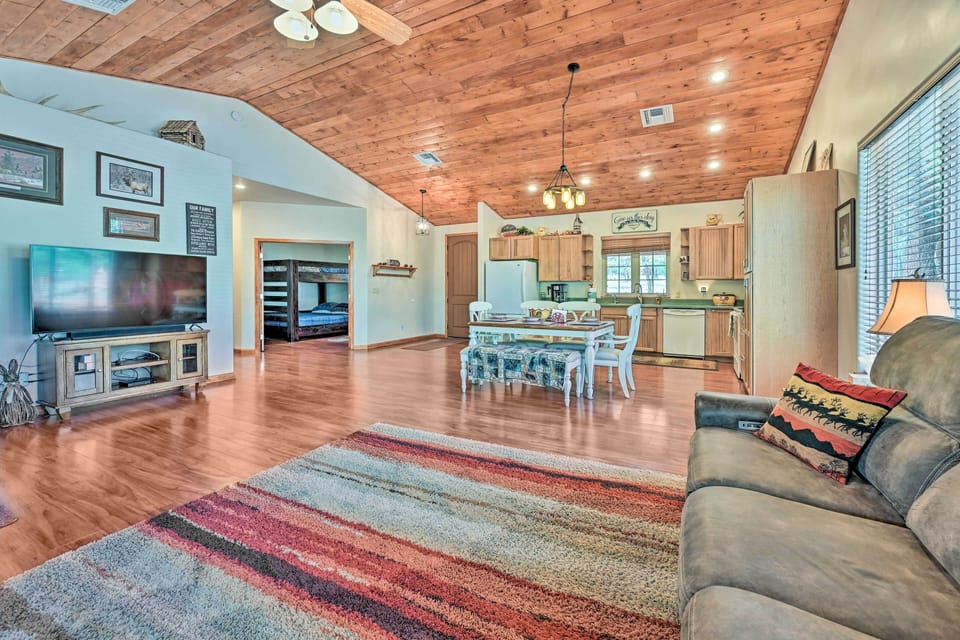 Living Area | Smart TV