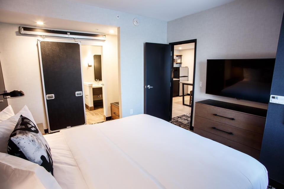 Gold King Suite Guest Room 1 2