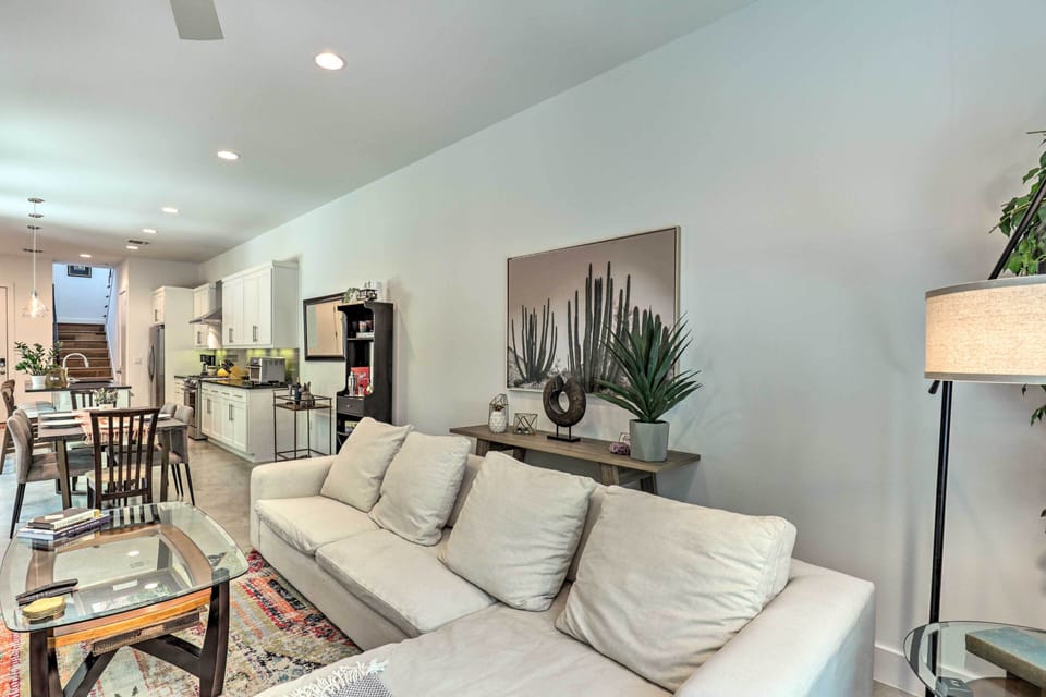 Living Room | Free WiFi | Central A/C
