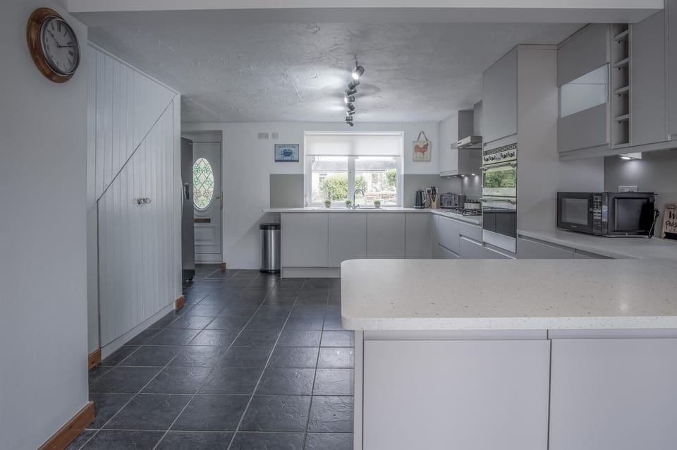 Tucking Mill - 3 Bedroom Holiday Home - Stepaside (10675)