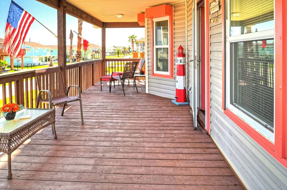 Large deck W/ motorized shutters on windows to darken the rooms 