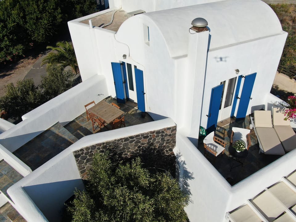 upper terrace with total privacy on top floor with caldera vistas