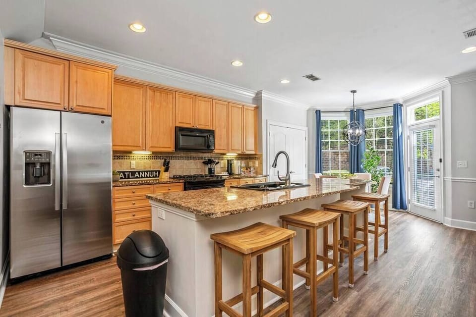 The cook will remain immersed in the atmosphere with the open kitchen, dining area and bar seating.