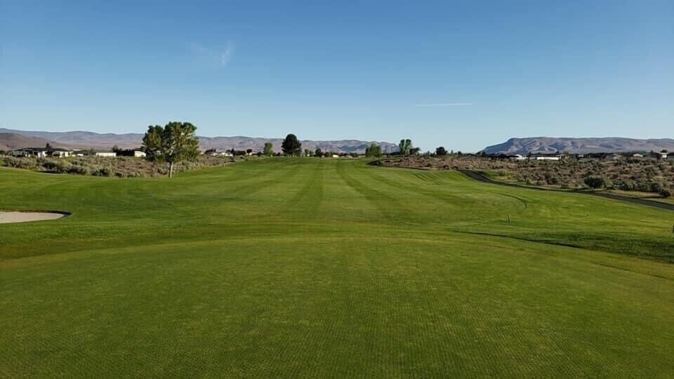 18 hole golf course along the Columbia River