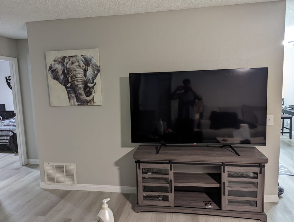 Living Room with Flat Screen TV!