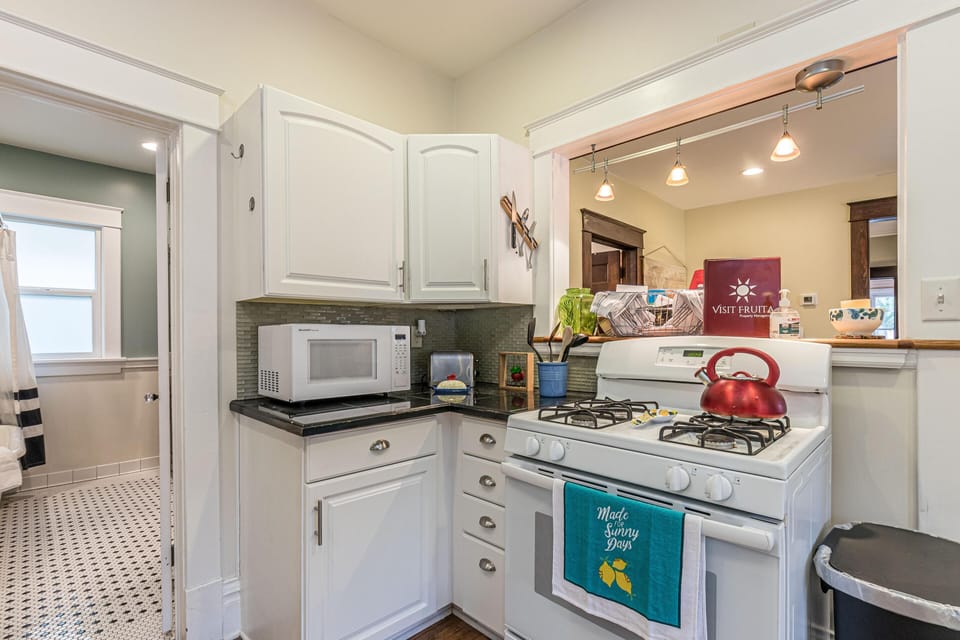 An elegant and functional kitchen that makes cooking feel effortless.