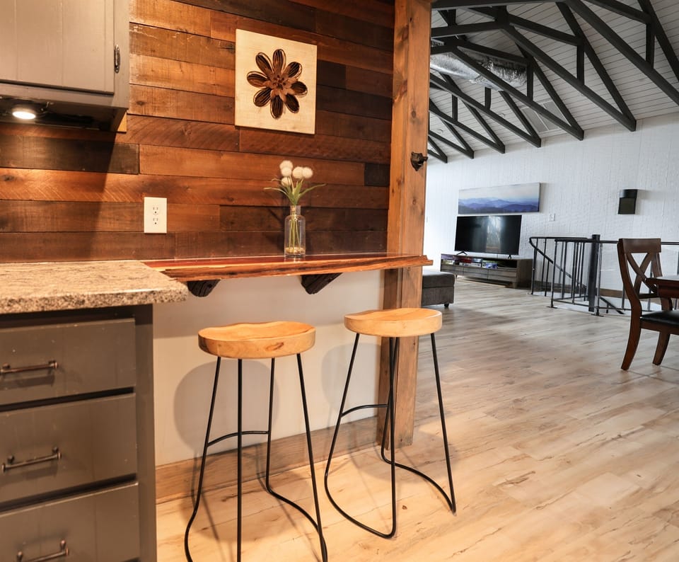 Bar top eating nook in kitchen