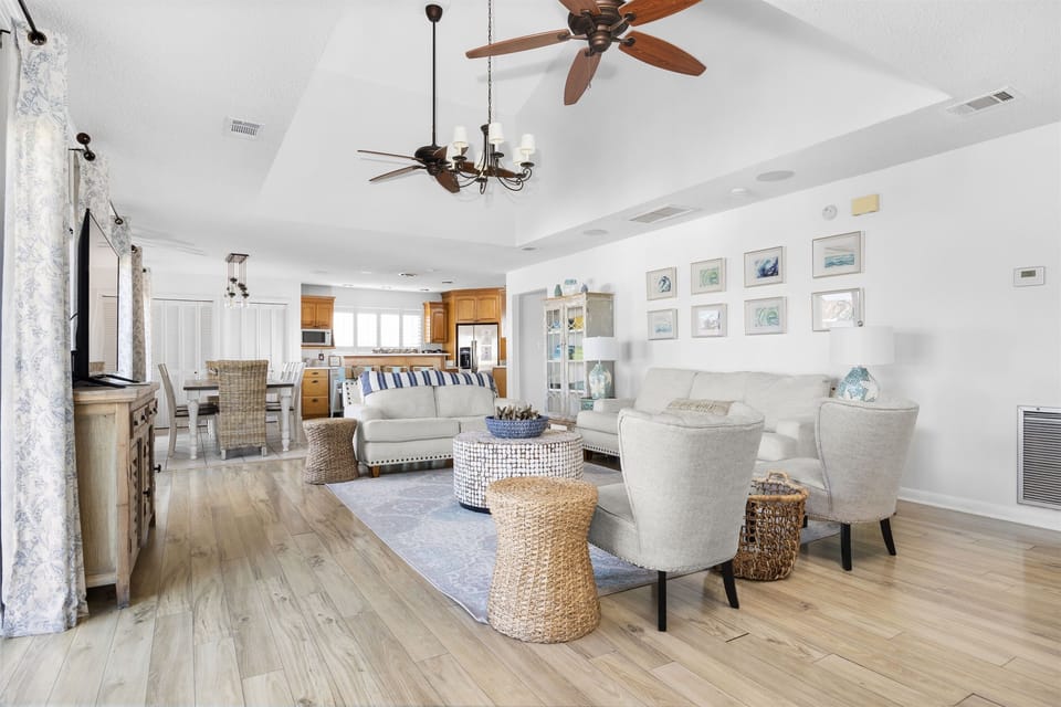 【Living / Dining Area】Huge open concept living / dining area is inviting for all the members in your group