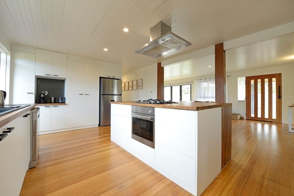 Fully equipped kitchen with dishwasher, oven, stove, fridge/freezer, microwave and coffee machine
