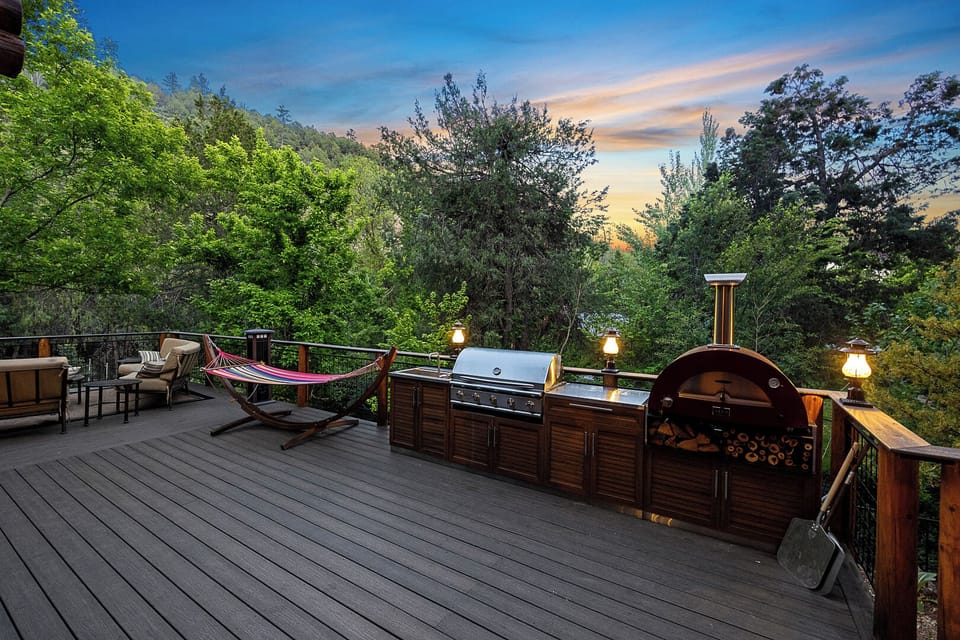 Outdoor Kitchen with Grill and Pizza Oven